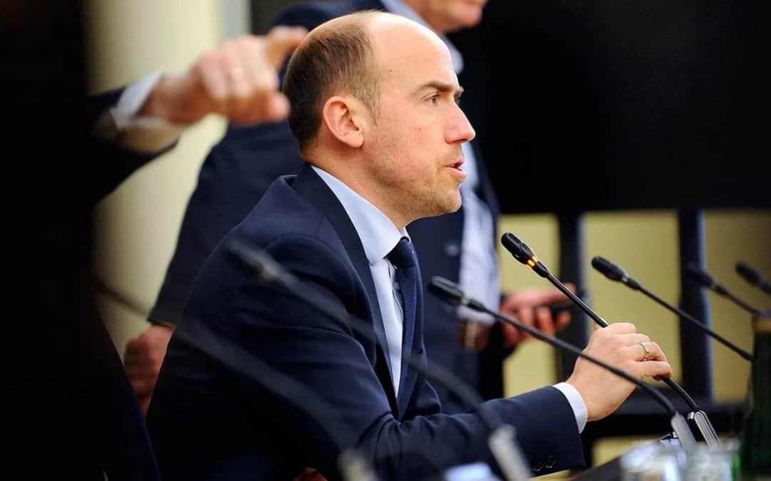 Platforma Obywatelska: Jak balansuje między lewicą, prawicą a centrum?