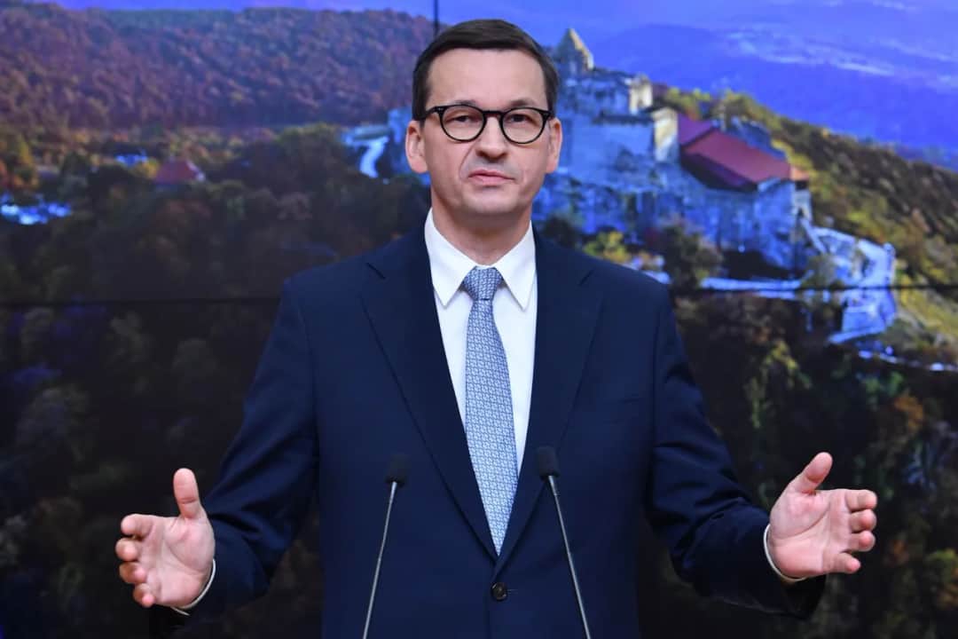 Ile zarabia Morawiecki? Zaskakujące szczegóły o jego wynagrodzeniu