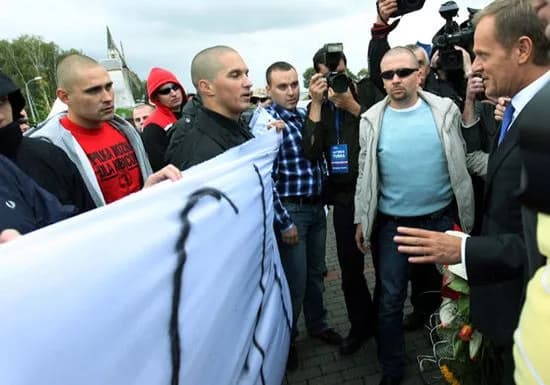Co kibice powiedzieli Tuskowi? Protesty i żądania wolności słowa
